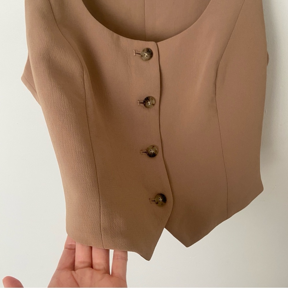 Aritzia Wilfred Rocco Vest Slim-fit Japanese crepe button-up vest Tan size 2 - Picture 7 of 8